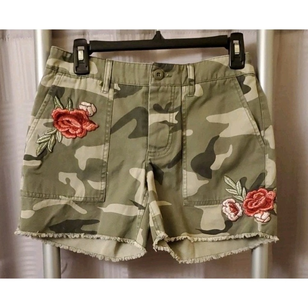 Venus Women's Mid‎ Rise Camo Pattern Stretch Fringe Shorts- Size 2 J91036
